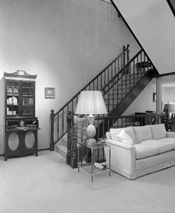 883315 Interieur van de winkel van Meubileerinrichting Bosselaar en Zn (Korte Jansstraat 23) te Utrecht.